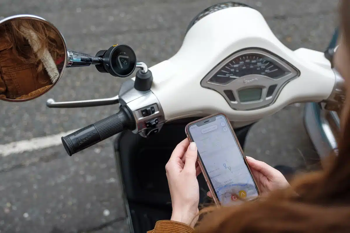 Avantages et inconvénients des traceurs GPS sans abonnement pour motos