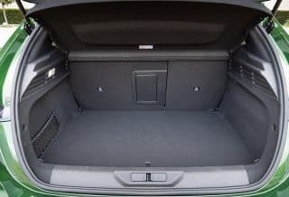 Découvrez le volume du coffre et l'intérieur arrière de la Peugeot 308