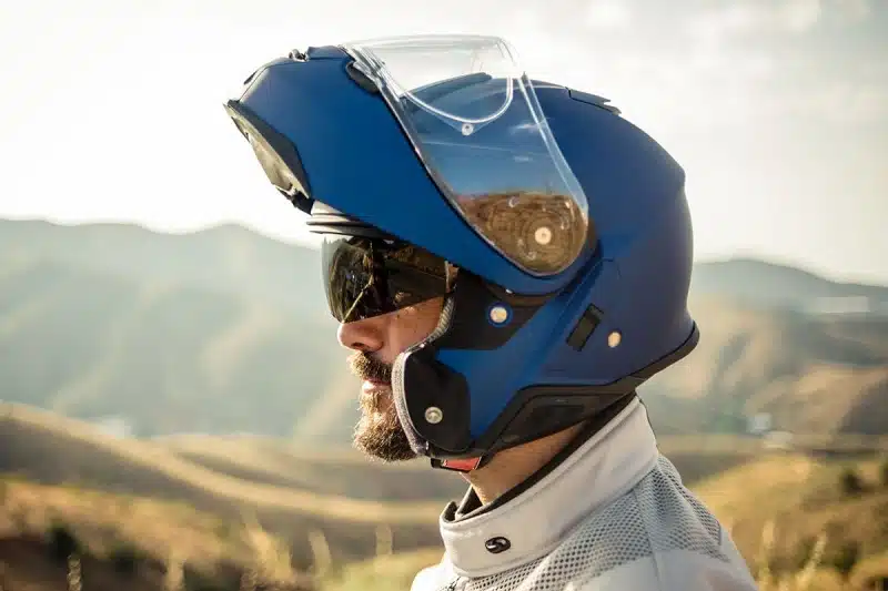 Sécurité et style : le top des casques scooter pour circuler en ville