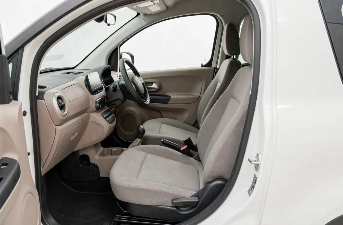 Intérieur de la Citroën Ami 4 places montrant les deux rangées de sièges et le tableau de bord minimaliste