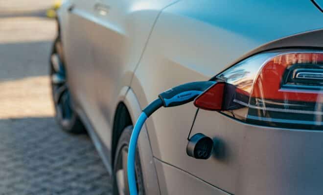 voiture en train de recharger