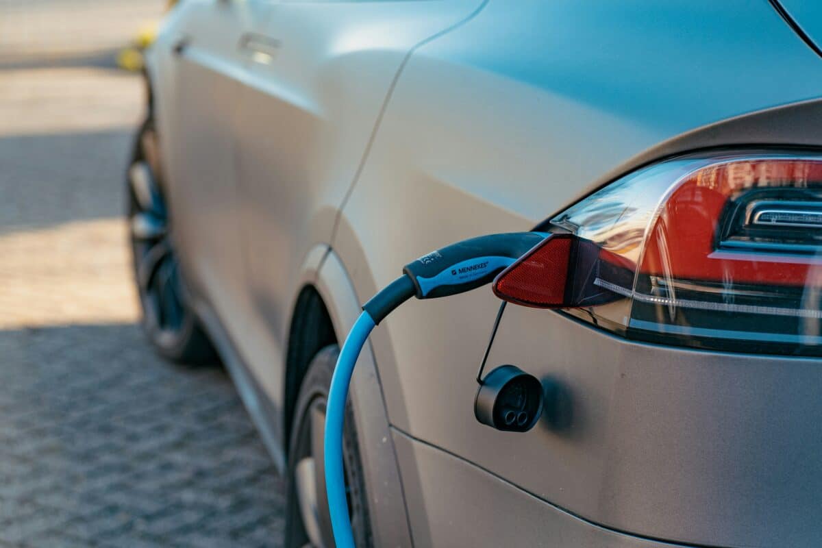 voiture en train de recharger