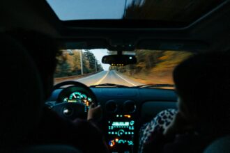 2 personnes dans une voiture