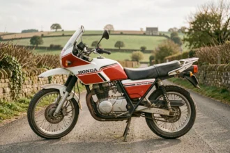 Honda XLV750R garée sur une route de campagne française, vue de profil mettant en valeur le design aventure des années 80