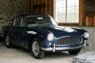 Voiture de collection protégée dans un garage sec