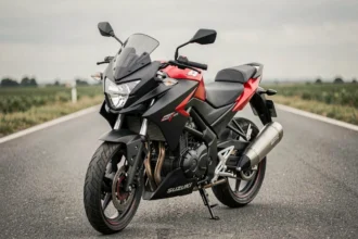 Suzuki GSX-S 125 d'occasion garée sur une route rurale, vue 3/4 avant mettant en valeur son design sportif et compact
