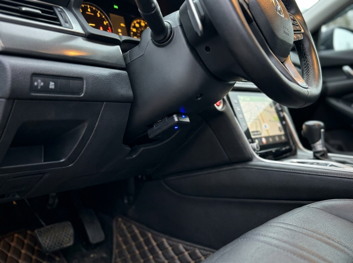 Traceur GPS branché sur le port OBD d'une voiture pour prévenir le vol de véhicule