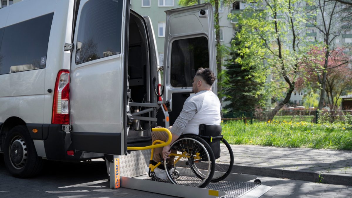 Véhicules TPMR : comment garantir un transport sécurisé et confortable pour les personnes en fauteuil roulant ?