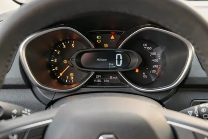 Voyants du tableau de bord allumés sur une Renault Captur, indicateurs orange et ambre visibles sur le combiné d'instruments
